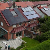 Drohnen Aufnahme neu verbauter Solaranlage auf dem Dach eines Hauses