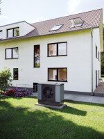 Wolf Wärmepumpe vor hellem Haus