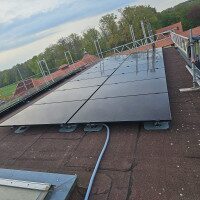 verbaute Photovoltaikanlage auf Dach