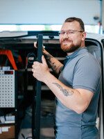 Mitarbeiter lädt PV Anlage aus Transporter