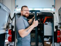 Mitarbeiter lädt PV Anlage aus Transporter