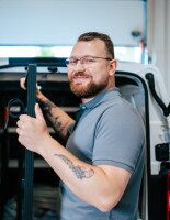 Mitarbeiter lädt PV Anlage aus Transporter